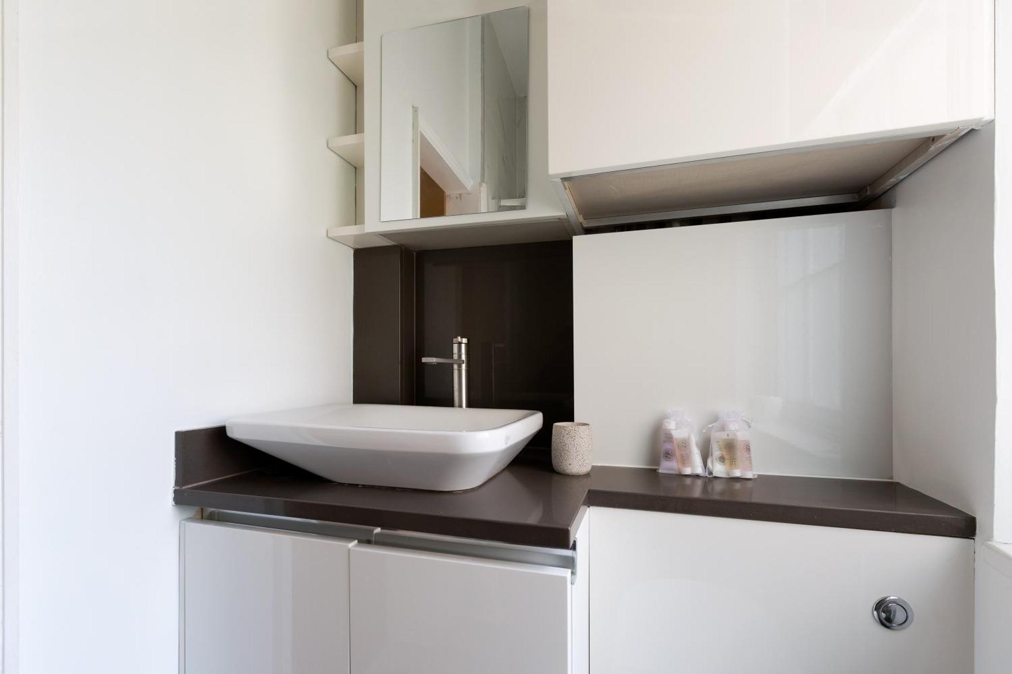 Superb One Bedroom Apartment In Soho London Exterior foto